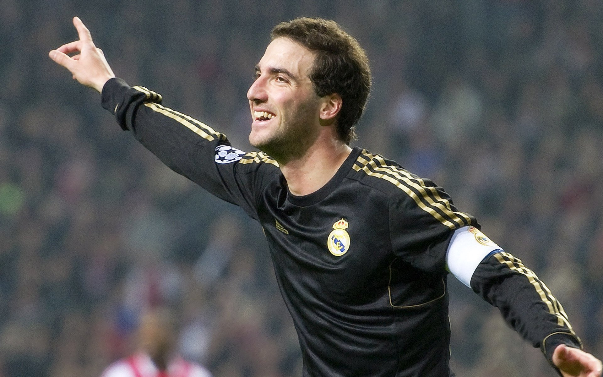 “亚戈·卡尔曼的脚下技巧与团队协作,带领阿根廷美洲狮队屡创佳绩”