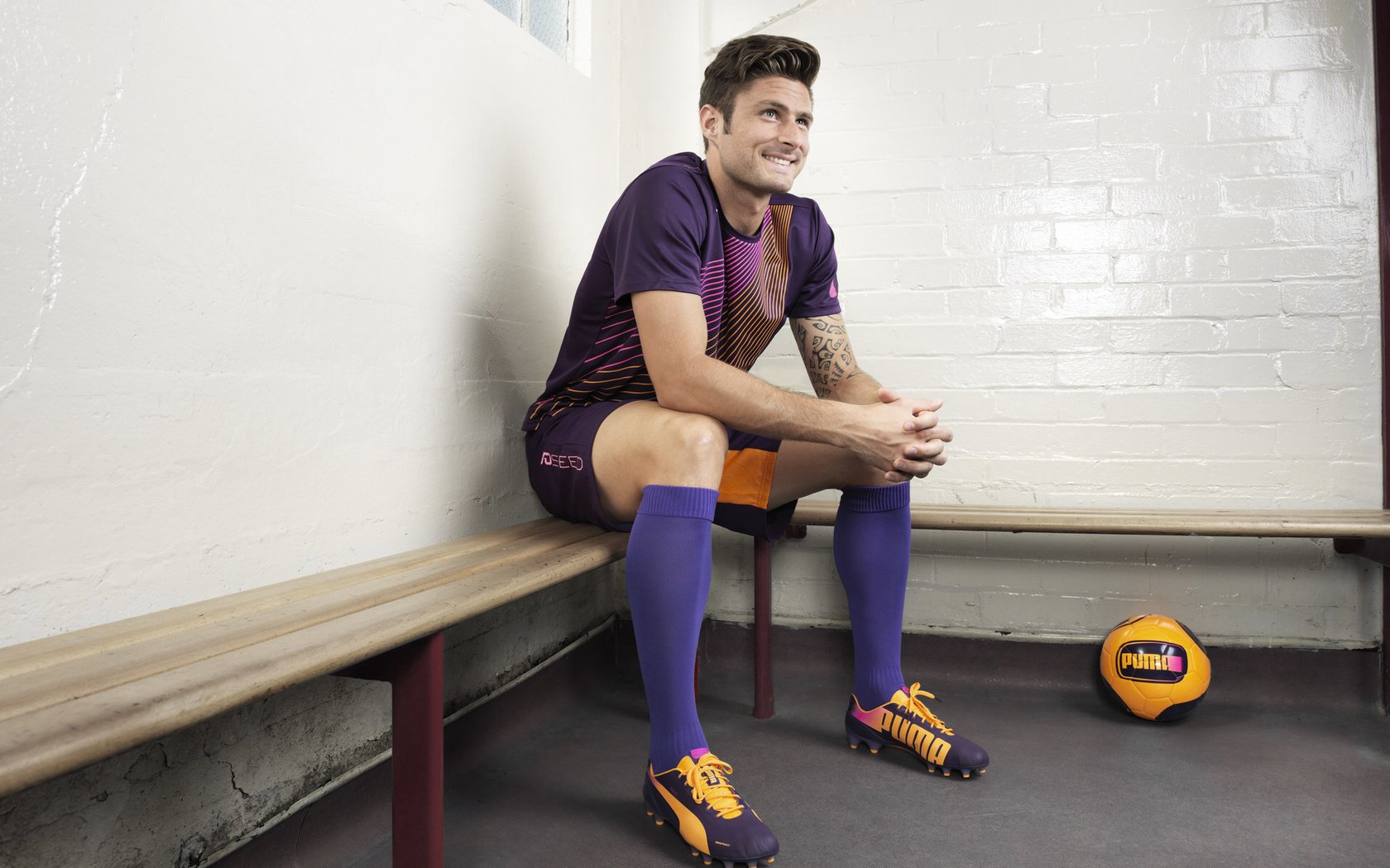 托桑·埃夫布奥姆万在NBA常规赛中首次亮相，埃托奥和布冯相视一笑